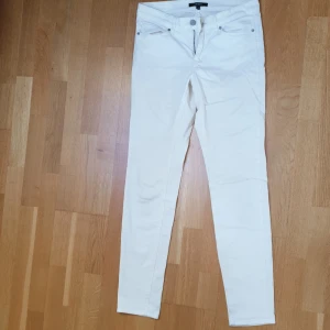 Lindex skinny jeans - Oanvända vita skinny jeans från Lindex, deras authentic & original denim i storlek 36. Skulle säga att längden är 30 och midjan 25, passar 34/36. Kan tyvärr inte visa hur de sitter på då de har blivit för små för mig :( Frakt ligger på 66 kr <3