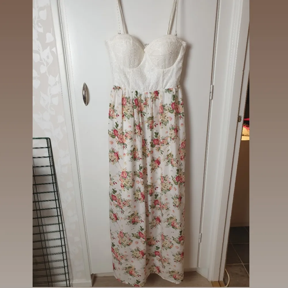 This is a maxi strapless dress from Nelly. The bottom has been hemmed to fit my height of 161cm. The dress is in perfect condition. Buyer pays for shipping.. Klänningar.