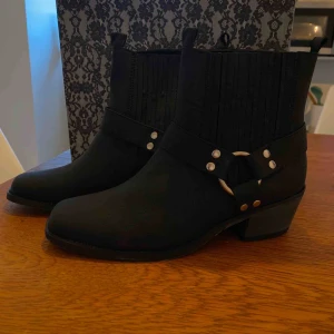  - Snygga skor från Nelly! ALDRIG ANVÄNDA. Små i storleken så skulle säg att dom mer är som 37.   Köparen står för frakt, 63kr. 