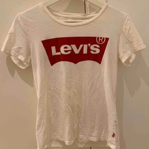  - Jätteskön levi’s t-shirt, perfekt för varmare väder. Kontakta mig om du är intresserad, frakt tillkommer✨