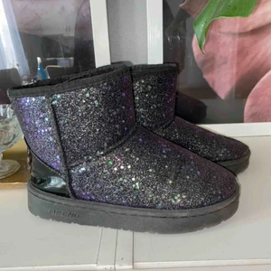  - Glittriga skor i bra skick. Köparen står för frakt. Annars kan jag mötas upp i Sthlm, söder 