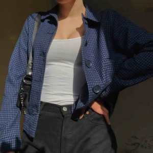  - Trendig o snygg tunn jacka från Monki. Endast använd en gång så i princip nyskick! Passar nog xs-m beroende på hur man vill att den ska sitta, själva brukar jag ha mellan xs o s. Skriv för fler frågor! ❤️