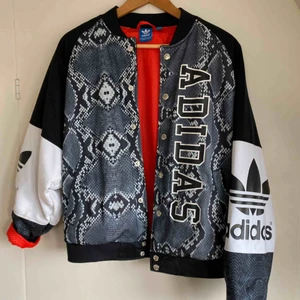  - En supersnygg Adidas bomber jacka i storlek 38 (UK12)🌟 Några missfärgningar på armen annars ser den ny ut! 🥰 frakt står köparen för. Bara att höra av sig om ni vill ha fler bilder! 