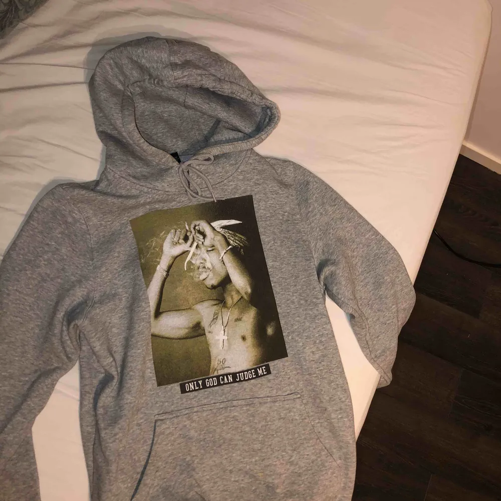 Tupac hoodie i storlek S unisex, väldigt bra skick därav pris!. Hoodies.