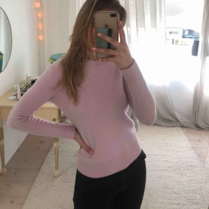  - Säljer denna pastell-rosa tröjan. Sååå mysig och så fin färg men kommer tyvärr aldrig till användning.