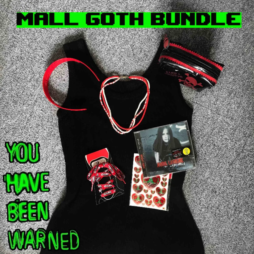 🖤 MALL GOTH BUNDLE 🖤 Innehåll: • Svart klänning S/M • Stickers • Y2k neccesär • Avril Lavinge CD • Diadem • Skosnören • Halsband. Övrigt.