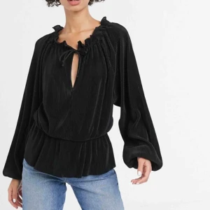  - Plisserad blus från Monki, strl XS, enbart provad. Frakt ingår i priset