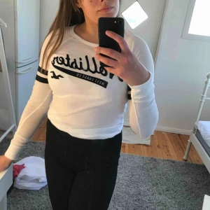  - Vit tröja från Hollister med svarta detaljer på ärmarna och märket på bröstet. Inte alls mycket använd så bra skick. Säljer för att den inte används! Köparen står för frakten 