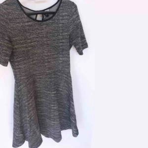  - Svartvit (gråmelerad) klänning från HM. Vippig kjol perfekt för dansgolvet dans 💃🏻  Fint skick. Slutar strax över knäna. 