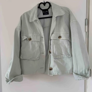  - Jeans jacka från zara stl xs as ball typ grön/mint grön färg såldes helt slut när den släpptes 
