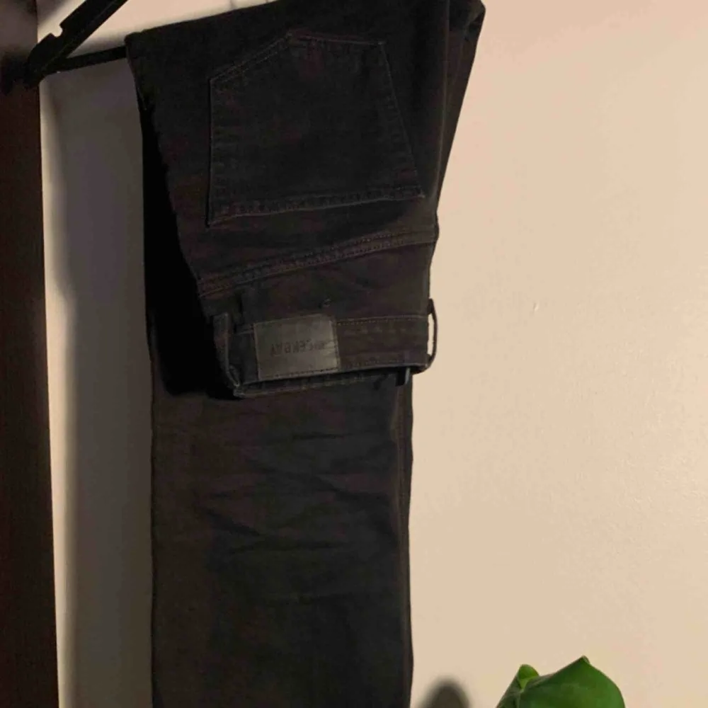 Svarta jeans i modellen ”ROW” från weekday. De är använda två gånger men säljer då de sitter lite för tajt på mig. Frakt tillkommer ☺️☺️. Jeans & Byxor.