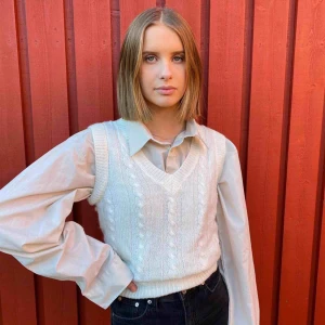  - En vit stickad väst som passar perfekt med tunnare tröja under eller utan 