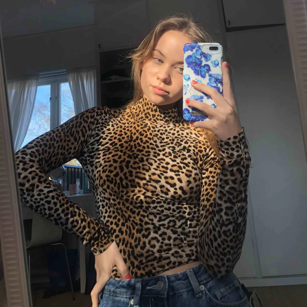 Polo tröja från Gina Tricot i leopard mönster! . Toppar.