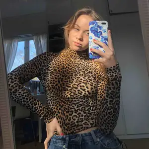 Polo tröja från Gina Tricot i leopard mönster! 