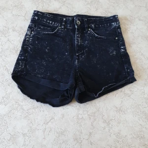Mjuka jeansshorts Divided 36 - Fint men använt skick. Jeanstyg/fejk-jeanstyg, väldigt mjuka och stretchiga. Fickor fram och bak. Finns i Göteborg, jag har Swish!