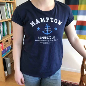  - Sparsamt använd tröja från Hampton. Perfekt till stranden på en varm sommardag! 