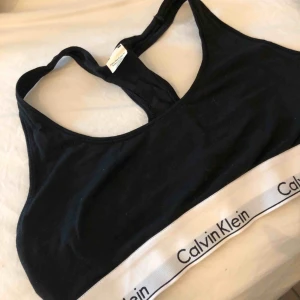  - bygellös sport-bh. äkta såklart (såsom den andra jag lagt ut). skulle säga att den skulle passa s-m