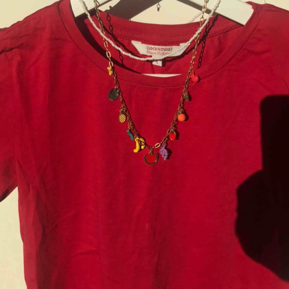 Gullig röd T-shirt, med söt spetsdetalj, köpt i Spanien. Matchas snyggt med ett färgglatt halsband eller en kedja🥰❤️. T-shirts.