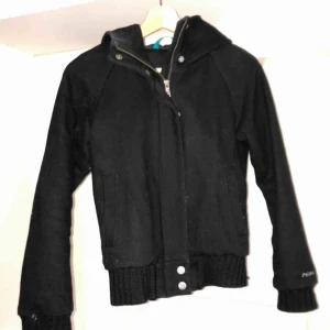  - Ulljacka från peak performance i stl xs. Fint skick. Passar höst, vinter och vår beroende på klimat. Sportig och stilren.