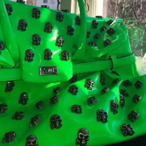Rymlig lack, Neon grön Tote bag med döskallar på, från Mia Bag. Original pris 1500, men då den är relativt gammal och handtaget är lite sönder sänker jag priset.  