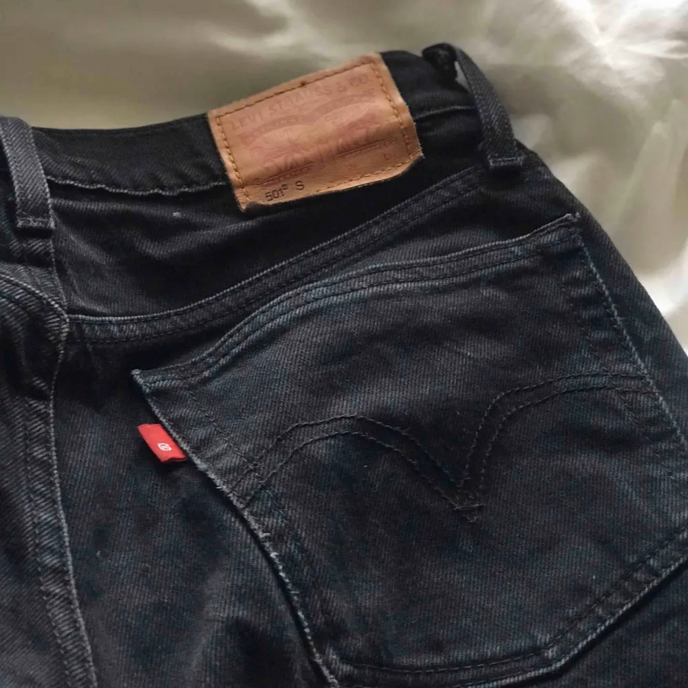 Klassiska, svarta 501 jeans från Levi’s! Snygga till ALLT! Säljer pga att de inte längre passar mig. . Jeans & Byxor.