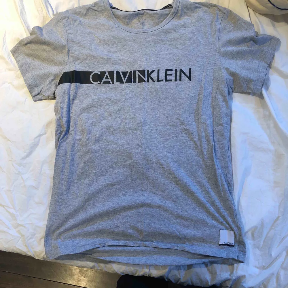 Calvin tröja . T-shirts.
