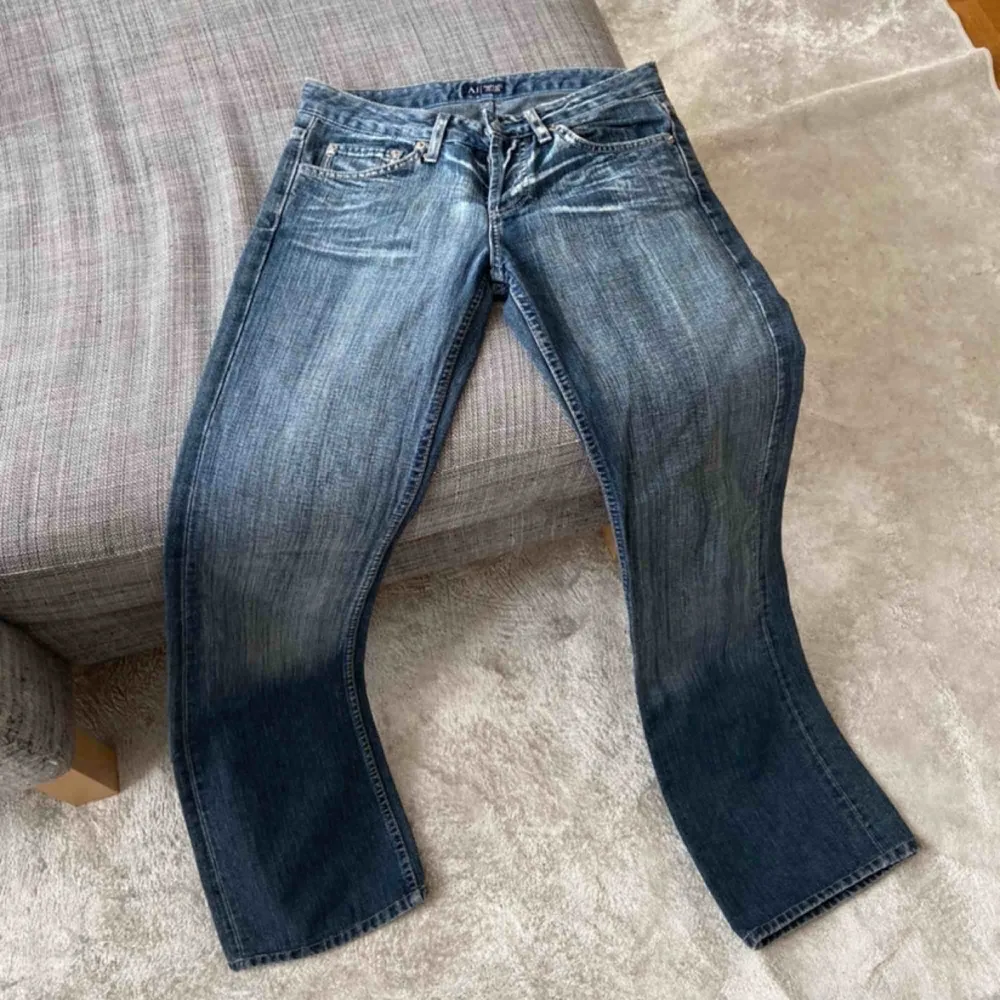 Sjukt snygga jeans från Armani, köpt på Plick och tyvärr  för små för mig:(( raka/lite vida i benen strl 28 . Jeans & Byxor.