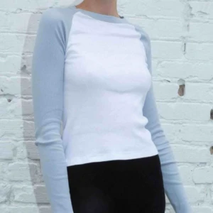  - Vit ribbad tröja med ljusblå ärmar från brandy, knappt använd alls så bra skick!! 