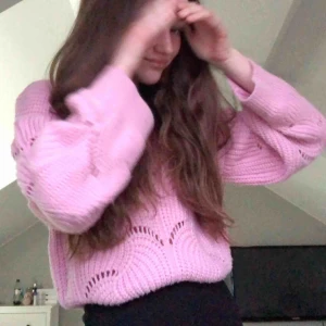 Rosa stickad tröja - Säljer nu denna rosa slutsålda stickad tröja, har använt den ett par gånger men har ingen användning av den nu🥰