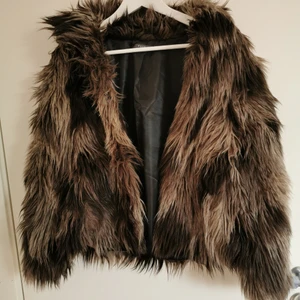 Fluffig jacka ESPRIT  - Fluffig & mysig jacka från ESPRIT. Använd enstaka gång. 