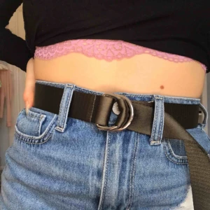  - Militärgrönt skärp från bik bok. Passar alla då man kan justera tajtheten helt själv utan några hål! Lappen är avklippt ✨