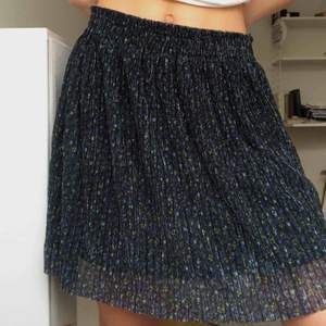 Superfin kjol från zara som passar utmärkt till sommaren! Jag har alldeles för många kjolar och behövde rensa lite, därför säljs den! Är i super bra skick, och passar både storlek 34 & 36. 