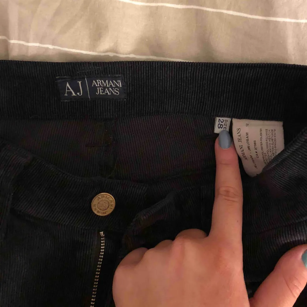 Manchesterbyxa i storlek 28 från Armani jeans. Otroligt fina och passar till allt. Jeans & Byxor.