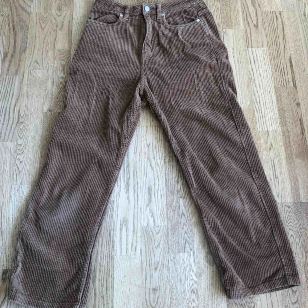 Ett par bruna manchesterbyxor från Weekday! Har använts några gånger men är i bra skick👍🏽. Jeans & Byxor.