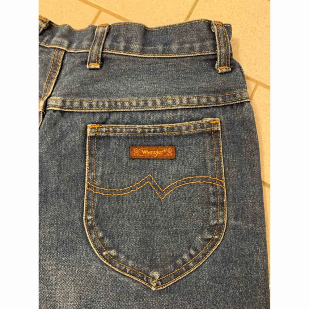 Jätte fina jeans ifrån Wrangler, dom är knappt använda av mig ✨  Katt finns i hemmet 🐈  Köparen betalar frakt 📮 . Jeans & Byxor.