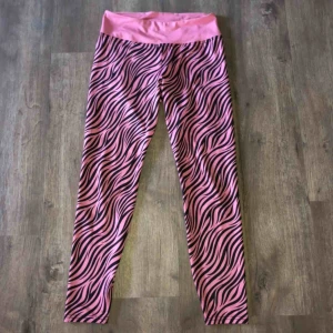  - Träningstajts från Rönnisch. Storlek M, men passar en S också! Finns justerbart band i midjan!  Frakt är inkluderat i priset☺️