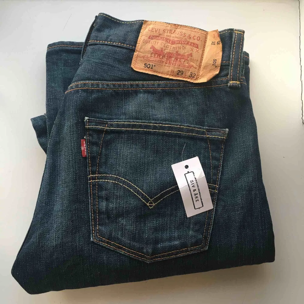Skitcoola långa levis jeans, köpta på siv och åke, endast testade! Passar på mig som vanligtvis har str 25-26 i midjan och är 167 cm:) . Jeans & Byxor.