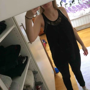  - Svart linne med spets från vero Moda! Superfint till ett par jeans 