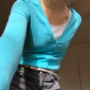  - Jättesöt somrig kofta!🌞🦋🦋 Den är i storlek M men skulle säga att den snarare passar S-XS ☺️💖