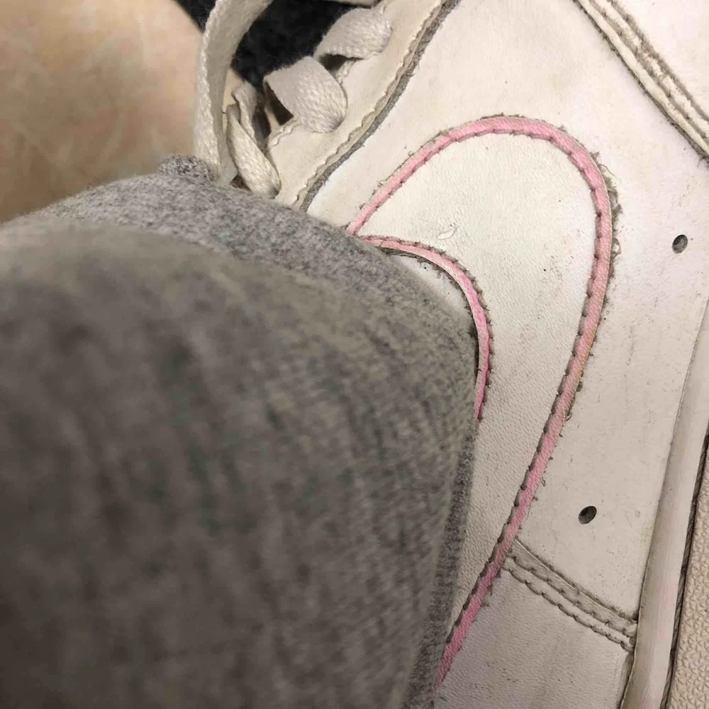 Snygga Nike af1 vita! Väl använda! Har även med målat lite ljus rosa märket på insidan på höger sko! Vilket inte alls är något man tänker på!. Skor.