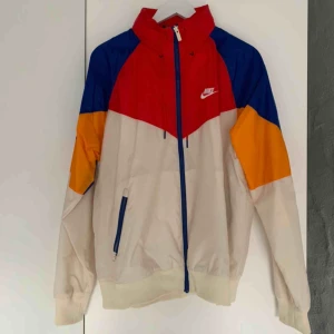  - Snygg windrunner från Nike. Knappt använd, utmärkt skick. 