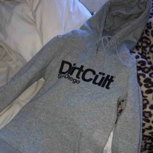  - Dirtcult tjocktröja. Knappt använd för kan ej använda dem. Skriv för mer info Nypris 599