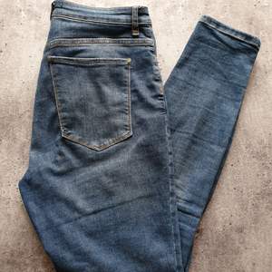 Ett par vanliga jeans med hög midja. Frakt tillkommer