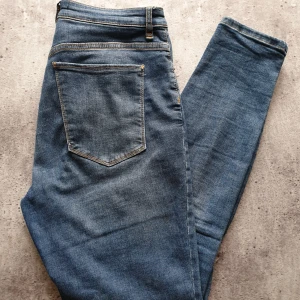 Vanliga jeans - Ett par vanliga jeans med hög midja. Frakt tillkommer