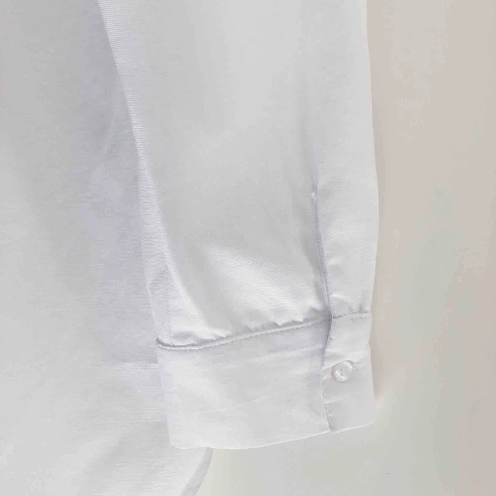  Märke: Zara Basic Collection Typ: skjorta Storlek: small  Färg: Vit Material: 57 % bomull , 43 % polyester Kroppstyp: kvinna  Skick: gott. Skjortor.