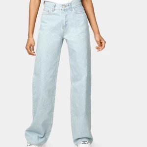  - Snygga vida jeans från junkyard, nypris 499kr. Dem är avklippta nån centimeter och passar på mig som är ca 164, fortfarande lite långa. Priser kan diskuteras 