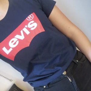 Levi's t-shirt - Strl S. Jag är 170.5cm och tycker dne sitter lite tajt över brösten men annars inga problem. Smsa till 0703373834