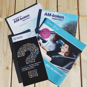  - Komplett uppsättning till mopedutbildning! Böckerna är nästan helt oanvända (har markerats i på 4 sidor). Kommer i en trevlig väska från Trafikverket. 