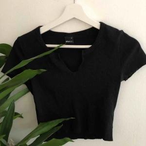  - Topp från ginatricot i strl M, upplever den liten i storleken, skulle mer säga strl S. Nypris 150kr. Endast använd en gång☺️gratis frakt!!