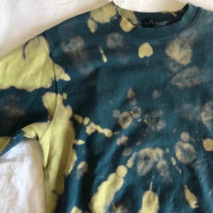  - As ball tie dye sweatshirt, köpt på Brandy Melville för länge sen men skulle säga att kvalitén är 7/10 då den knappt har använts :))
